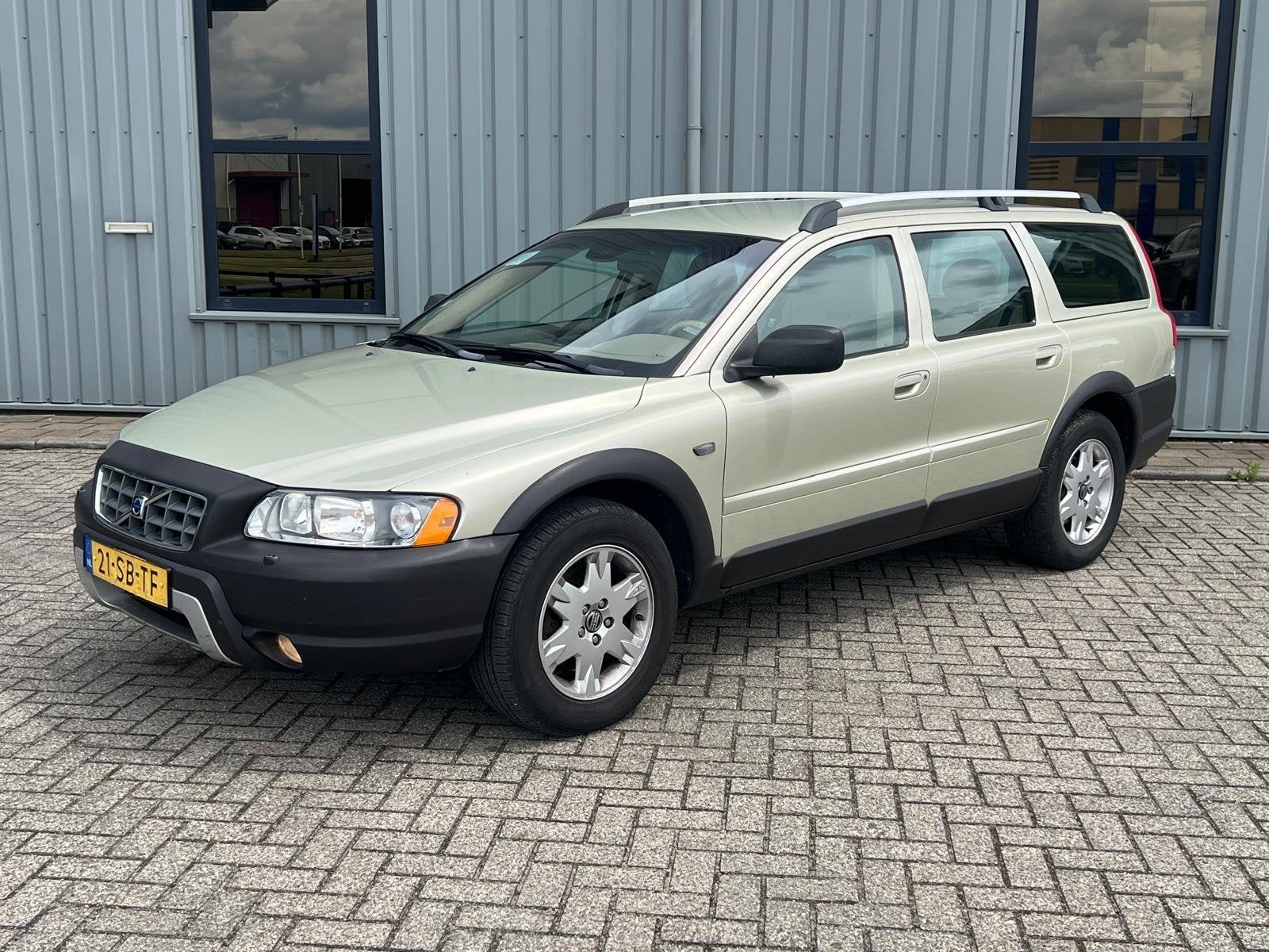 Volvo XC70 2.4 D5 Summum Automaat ( Meeneemprijs ) ideaal vo, Auto's, Volvo, Automaat, Dealer onderhouden, 1694 kg, Beige