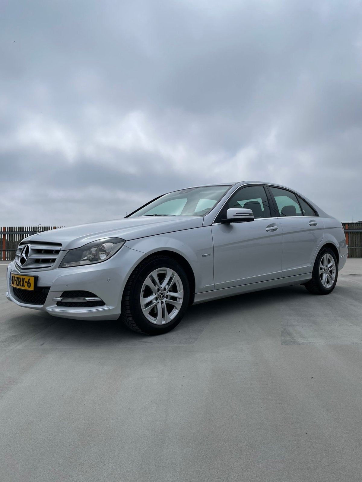 Mercedes-Benz C-Klasse C180 BE Aut7 2011 Grijs, Auto's, Mercedes-Benz, Automaat, 1800 kg, Zwart, 75 €/maand