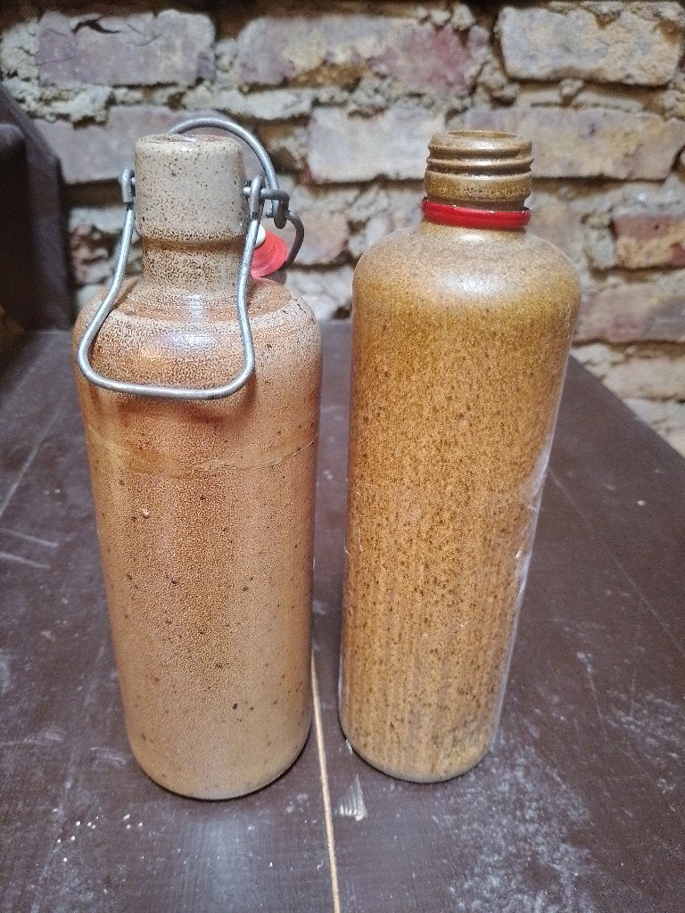 2 stenen kruiken / flessen / vaasjes, Gebruikt, Bruin, 25 cm, Ophalen of Verzenden