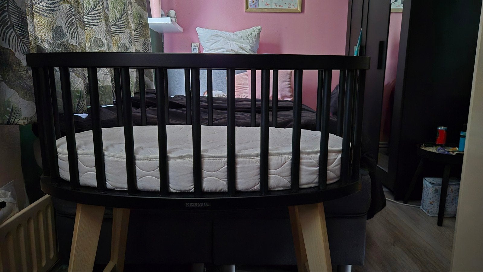 Kidsmill wieg zwart met matras, beddengoed en muziekhart, Ophalen, Zo goed als nieuw, Wieg
