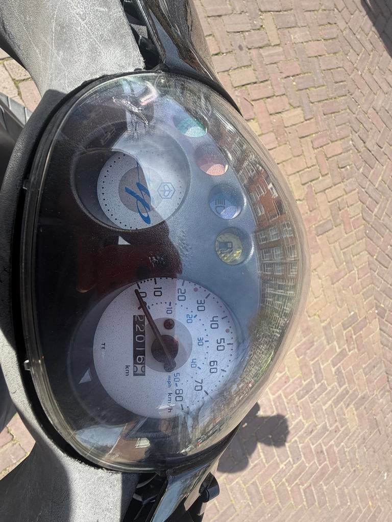 Zwarte Piaggio Zip scooter 80cc