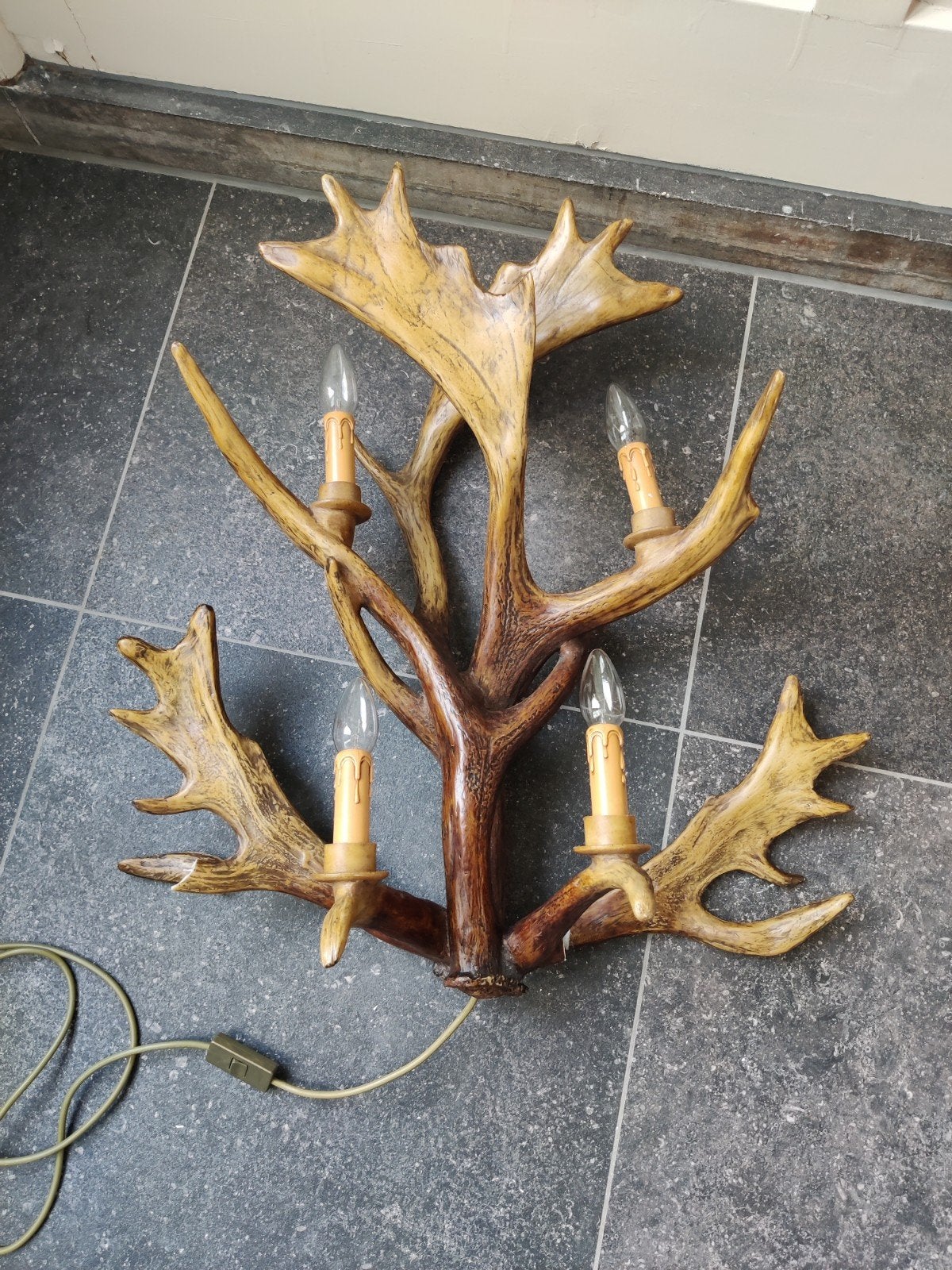 Gewei wandlamp, Ophalen