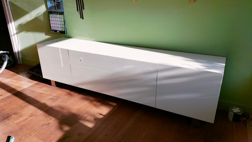 Wit hoogglans dressoir kast, Ophalen, Gebruikt, 25 tot 50 cm