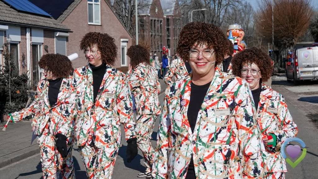 kleurrijke pakken met verfstrepen (19 stuks), Carnaval, Maat 56/58 (XL), Ophalen of Verzenden, Zo goed als nieuw