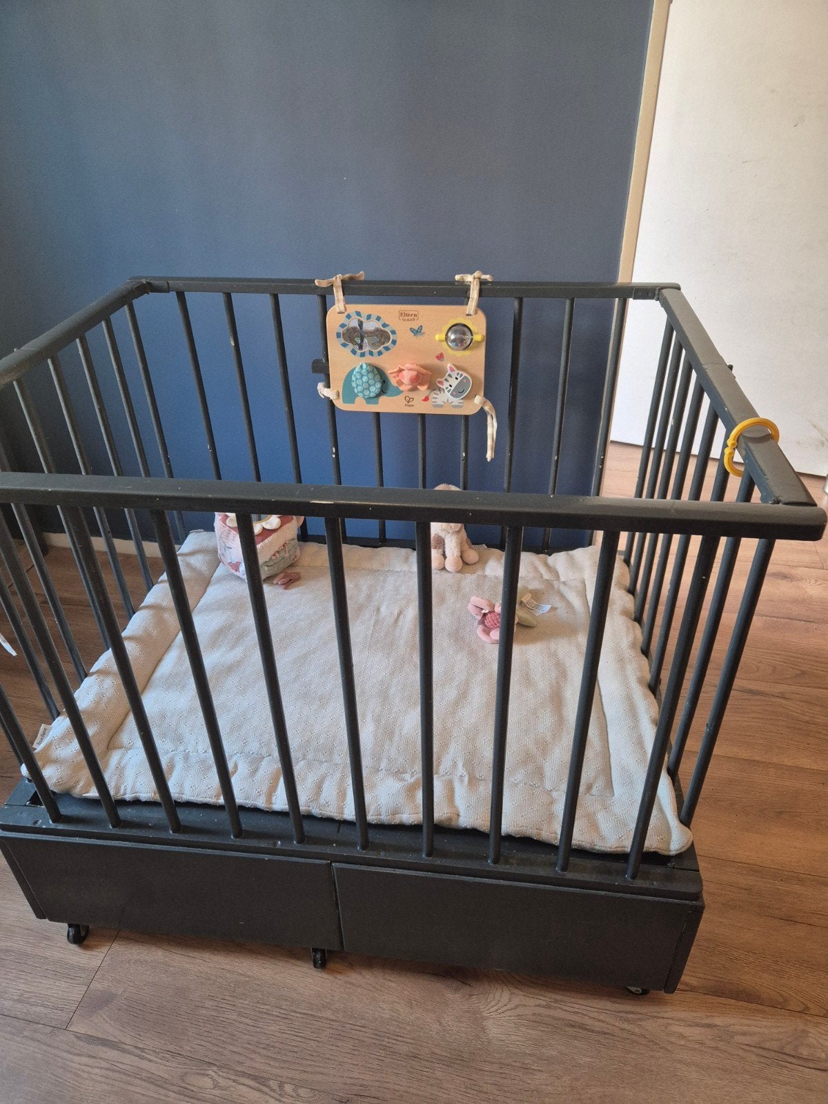 Zwarte houten box met lade en wieltjes, Ophalen, Gebruikt, Vierkant, Wieltjes
