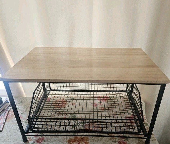 Houten bijzettafel met metalen opbergmand voor thee of koffi, Huis en Inrichting, Ophalen of Verzenden, Zo goed als nieuw