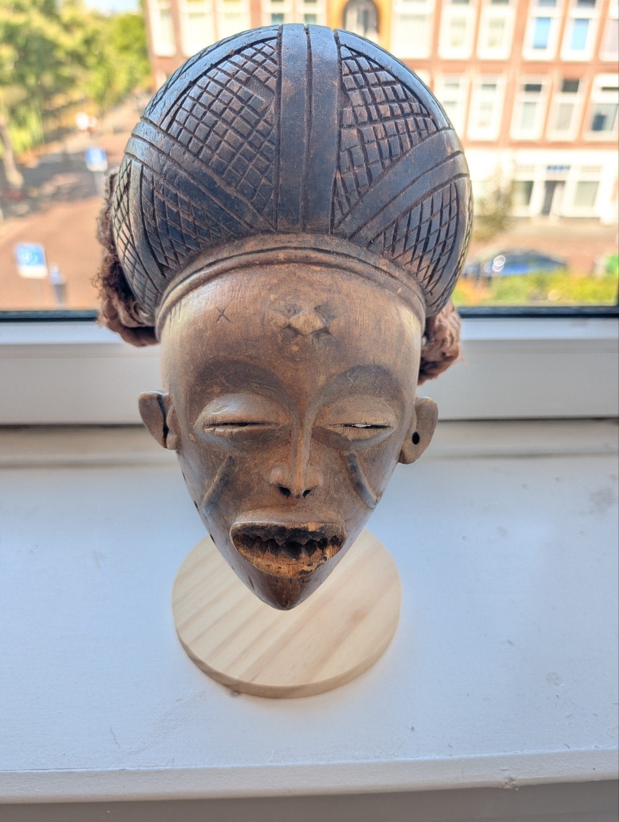 Uniek Afrikaans masker op standaard - Handgesneden hout, Antiek en Kunst, Bruin, Afrika, Masker, Handgemaakt