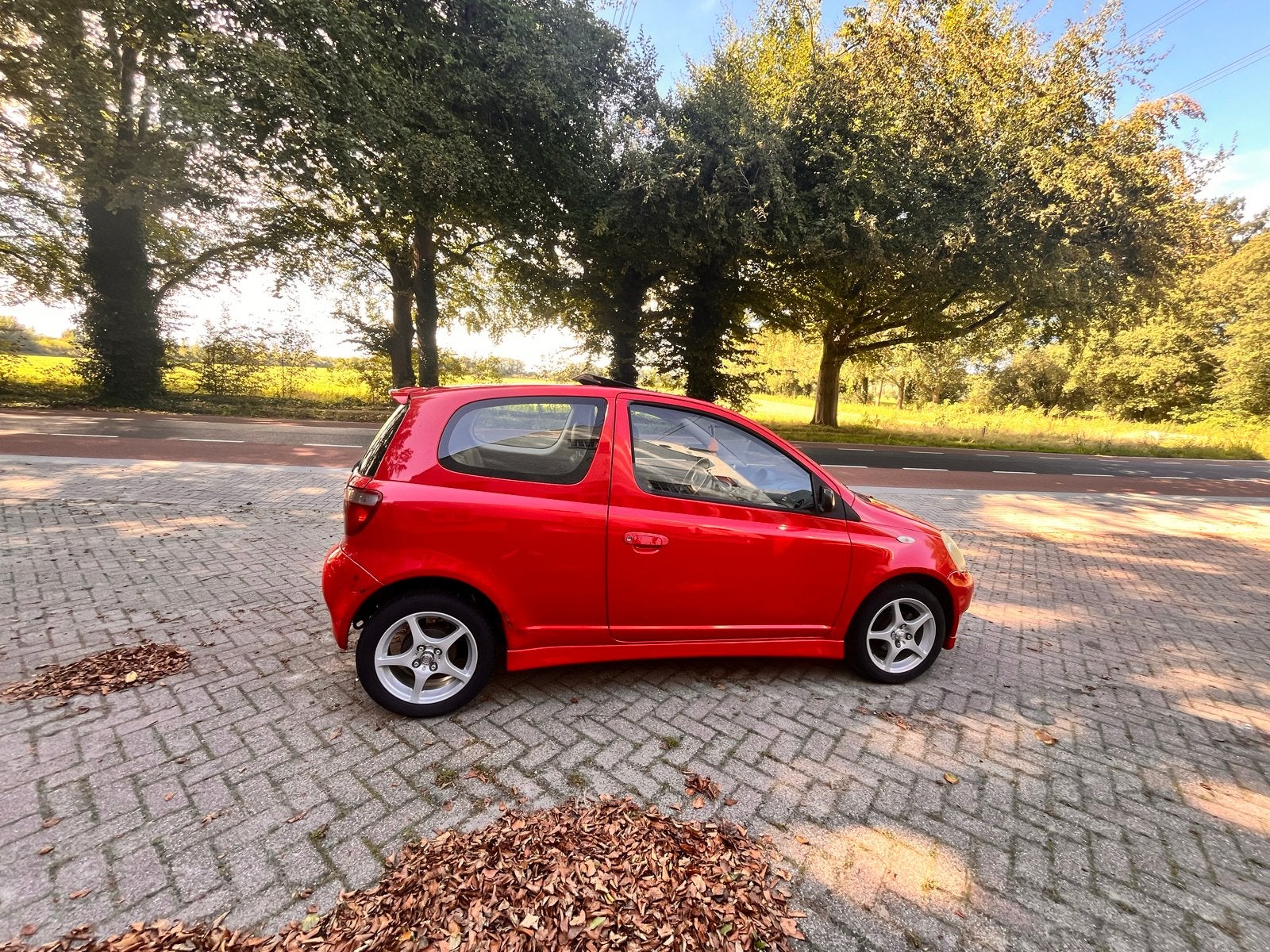 Foto 4 van Toyota Yaris 1.0 16V Vvti 3DR 2000 Rood
