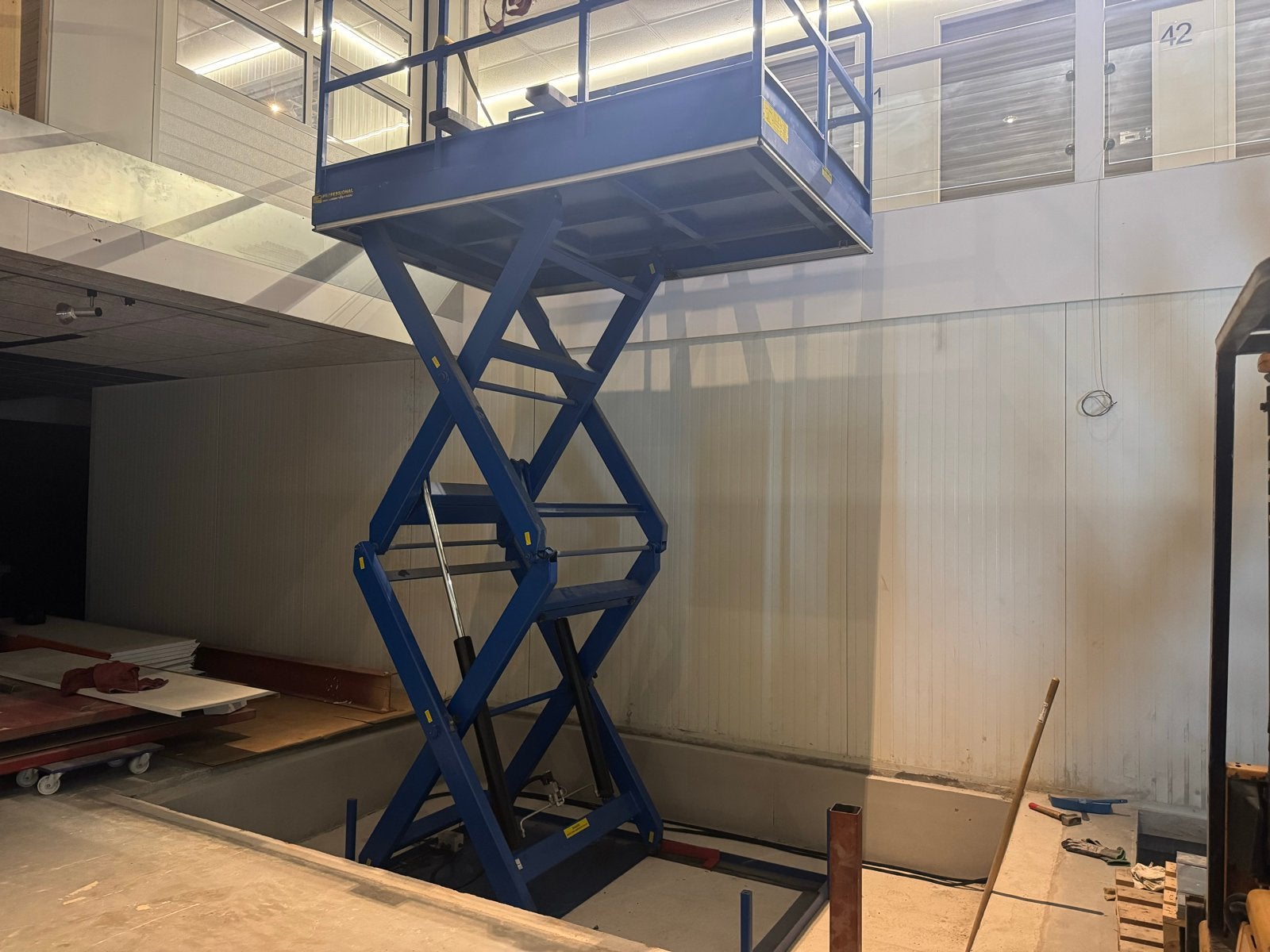 BD Lift & Container schaarlift 2000 KG goederenlift, Ophalen
