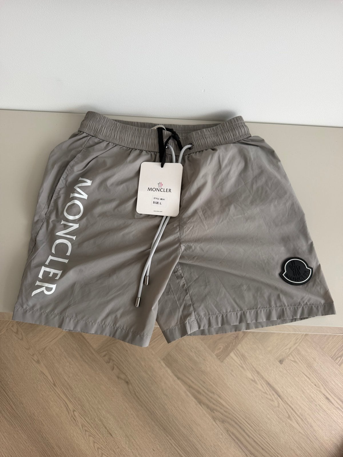 Moncler Zwembroek Maat L Grijs, Kleding | Heren, Badmode en Zwemkleding, Ophalen of Verzenden, Maat 52/54 (L), Grijs, Zwemshort