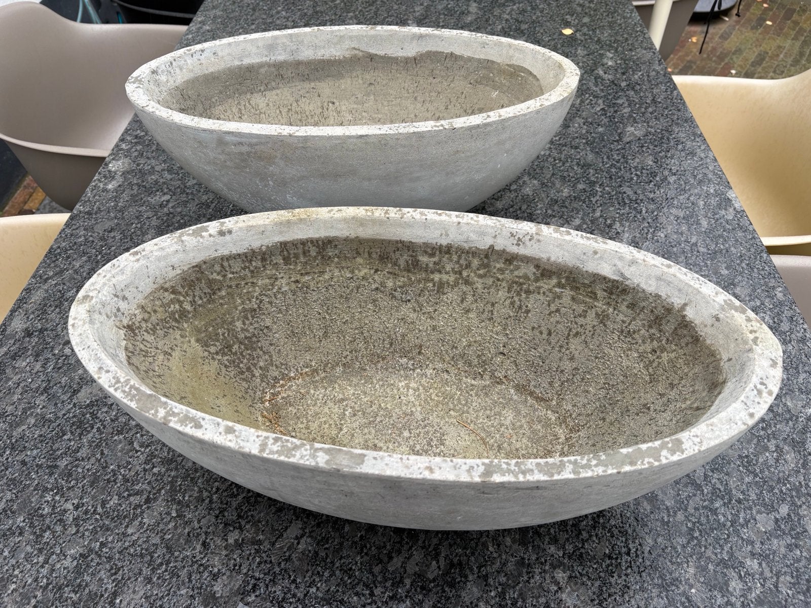 Set van 2 ovale betonnen plantenbakken - 55x27x22 cm, Tuin en Terras, Bloembakken en Plantenbakken, Ophalen, Gebruikt, Minder dan 30 cm