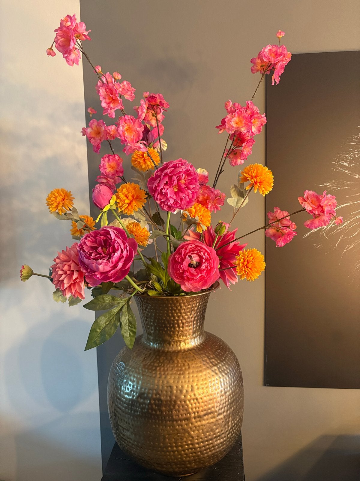 Gouden vaas met kunstbloemen (roze/oranje) evt met zuil, Huis en Inrichting, Woonaccessoires | Vazen, Ophalen, Inclusief decoratie