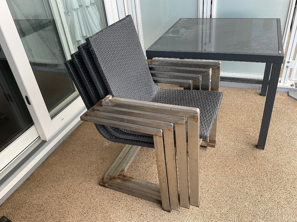 Gestapelde tuinstoelen met tuintafel, Tuin en Terras, Ophalen of Verzenden, Gebruikt, Metaal, Stapelbaar