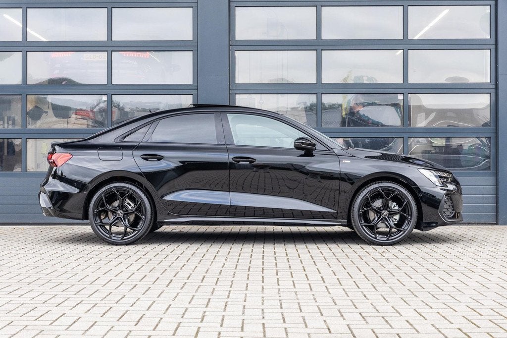 Audi A3 Limousine 30 TFSI 115pk S Edition | Panoramadak | He, Auto's, Audi, 12 maanden, 1498 cc, 4 cilinders, Zwart