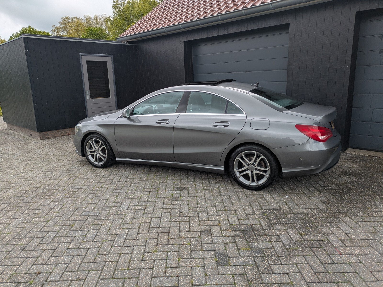 Mercedes-Benz CLA 180 1.6 90KW Blue Eff. Edit. 2014 Grijs, Voorwielaandrijving, CLA, Zwart, 4 cilinders