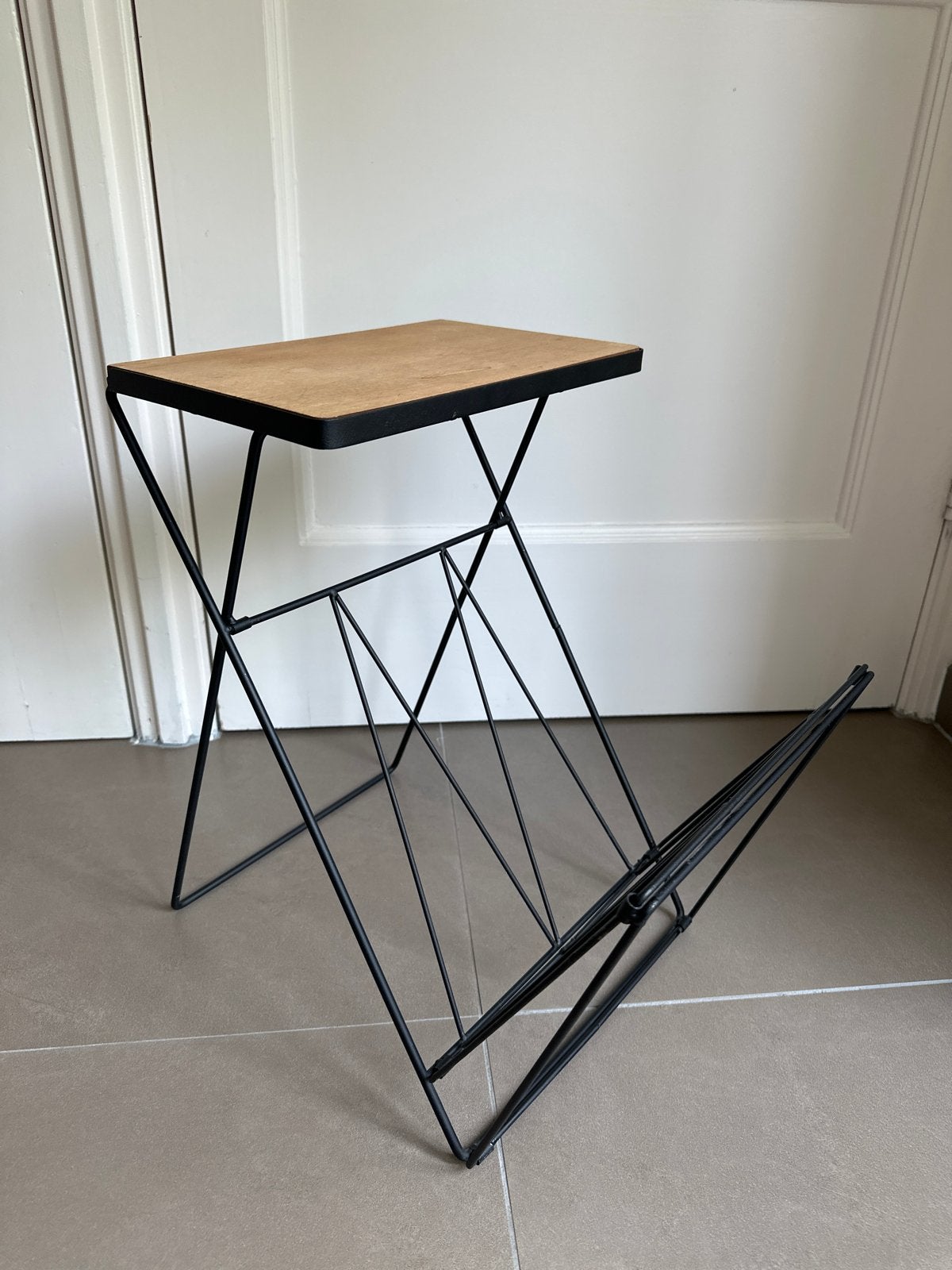 Vintage bijzettafel met tijdschriftenrek, Huis en Inrichting, Woonaccessoires | Krantenbakken en Lectuurbakken, Ophalen, Gebruikt