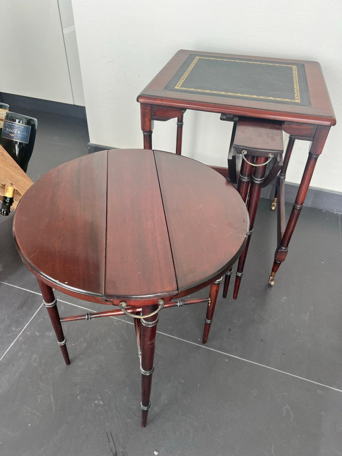 3 Brocante mahoniehouten nesttafels met lederen blad, Antiek en Kunst, Ophalen