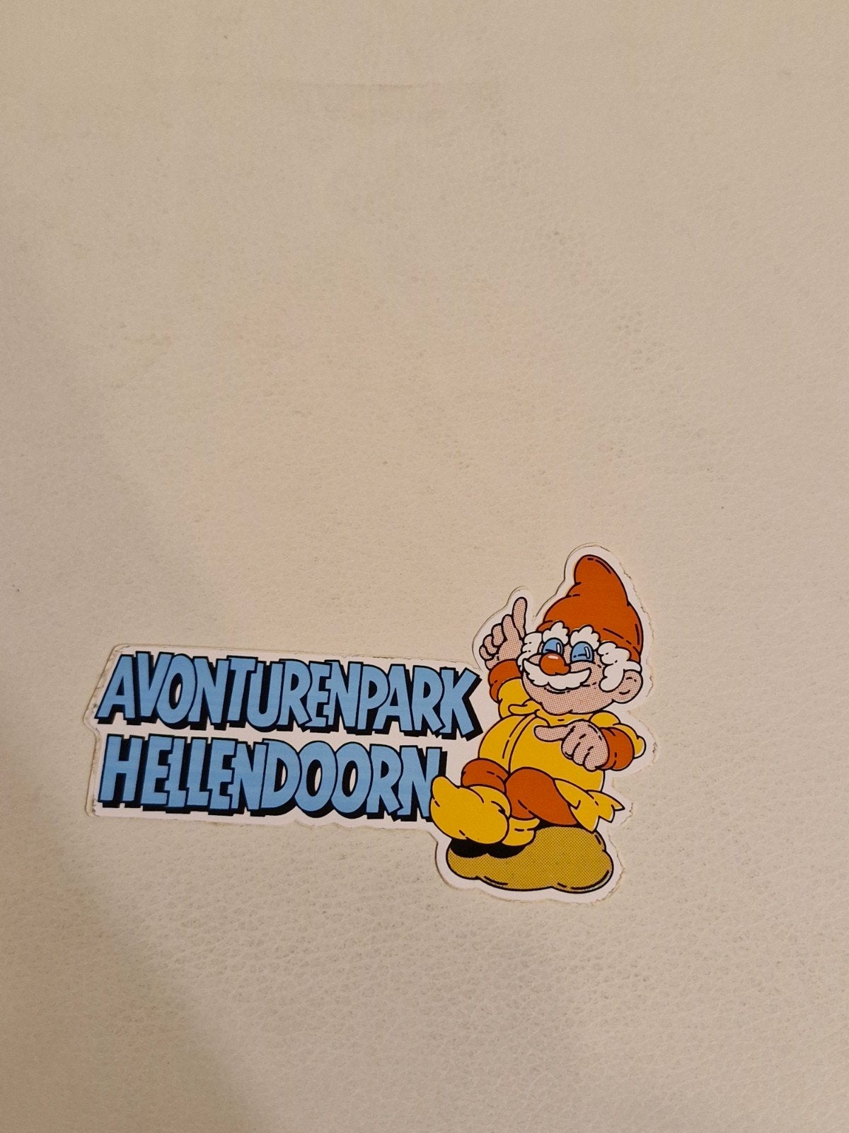 253 Vintage Avonturenpark Hellendoorn sticker met kabouter, Verzamelen, Ophalen of Verzenden, Gebruikt, Overige typen