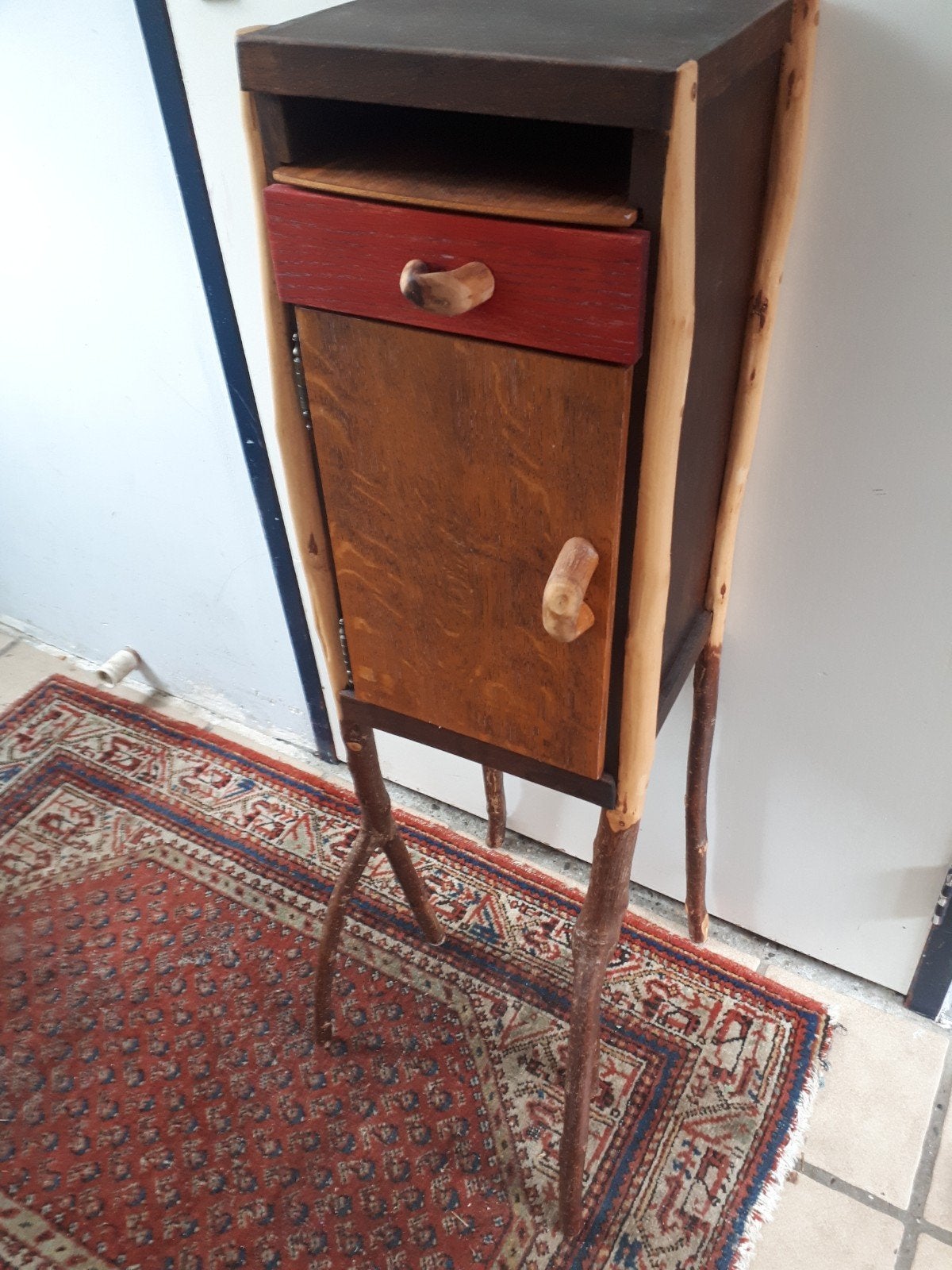 Oud kastje met poten van takken, Ophalen