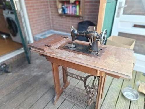 Antieke naaimachine met houten onderstel Husqvarna, Ophalen of Verzenden