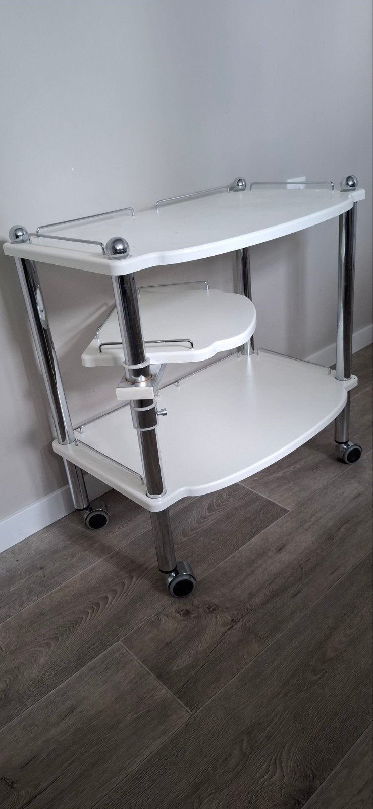 Wit tafeltje met wieltjes en beweegbaar tussenblad, Ophalen, Kunststof, Gebruikt, Modern, Salon, Praktisch