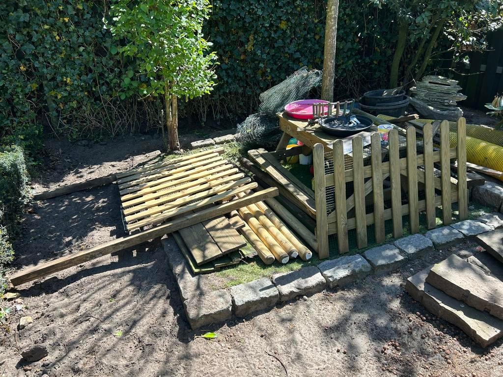 Divers tuinhout: 2 tuinhekjes, palen met hang- en sluitwerk,, Ophalen, Gebruikt, Hout, Tuinhek