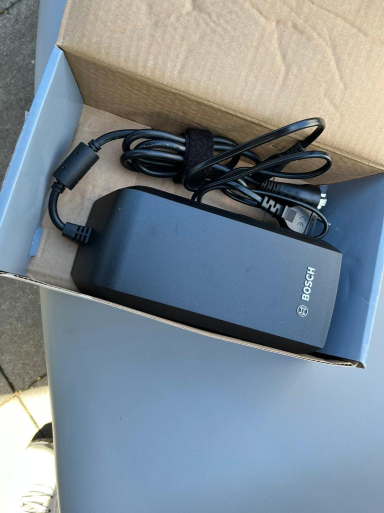 Bosch fast chager 220-240V, 6A elektrische fietslader, Ophalen of Verzenden, Zo goed als nieuw