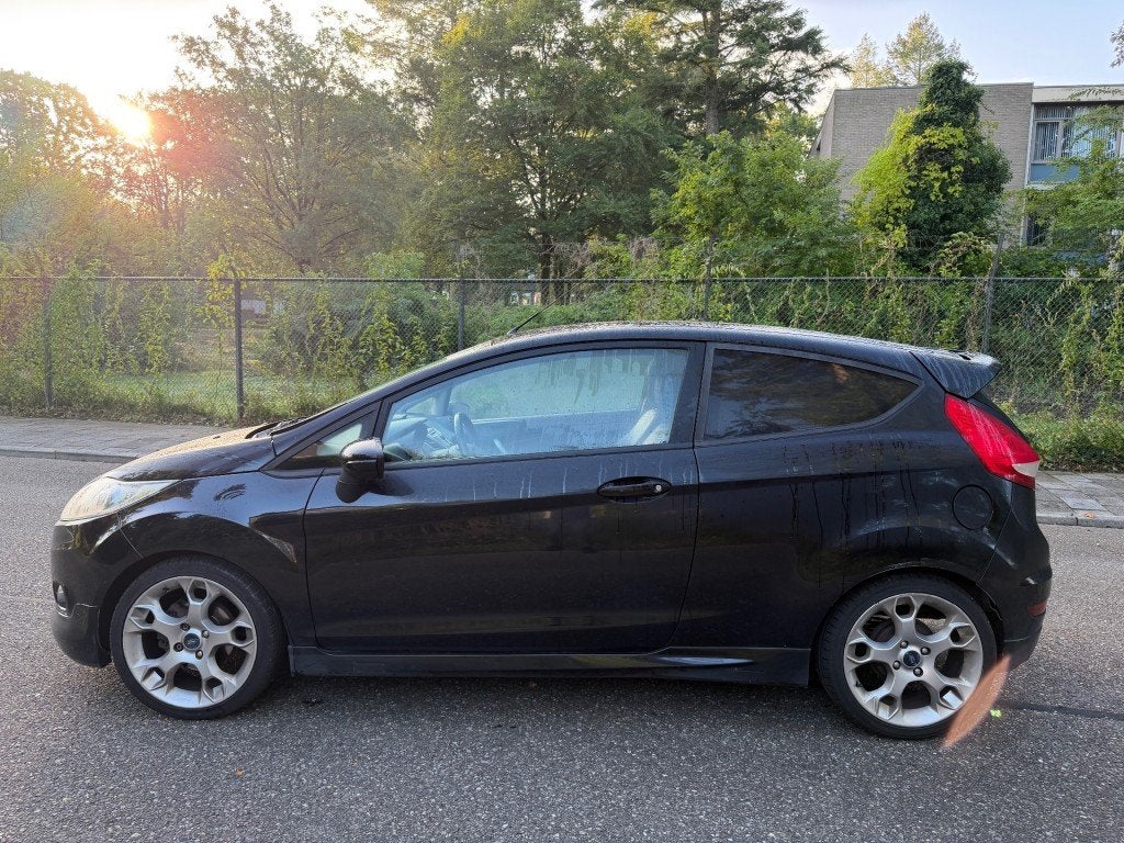 Ford FIESTA 1.6 GHIA - Leer - Clima - Cruise - Stoelverw., 1596 cc, 31 €/maand, 4 cilinders, Zwart