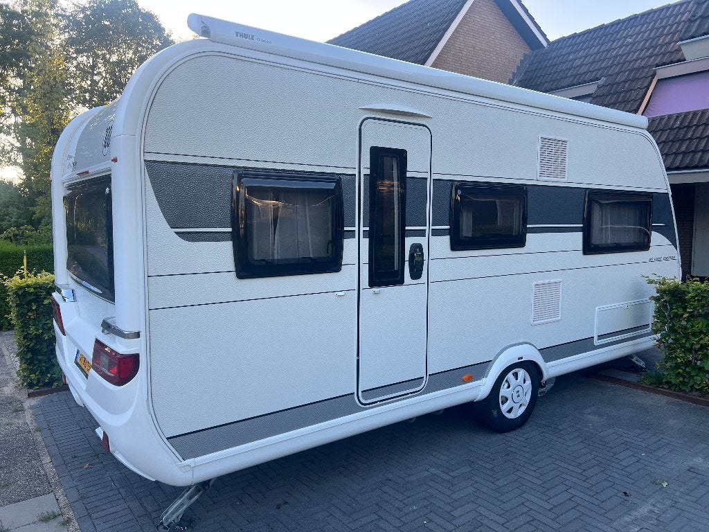 Hobby 495 UL De Luxe Edition + Unico voortent + Thule luifel, Caravans en Kamperen, 2 aparte bedden, Rondzit, Hobby, Particulier