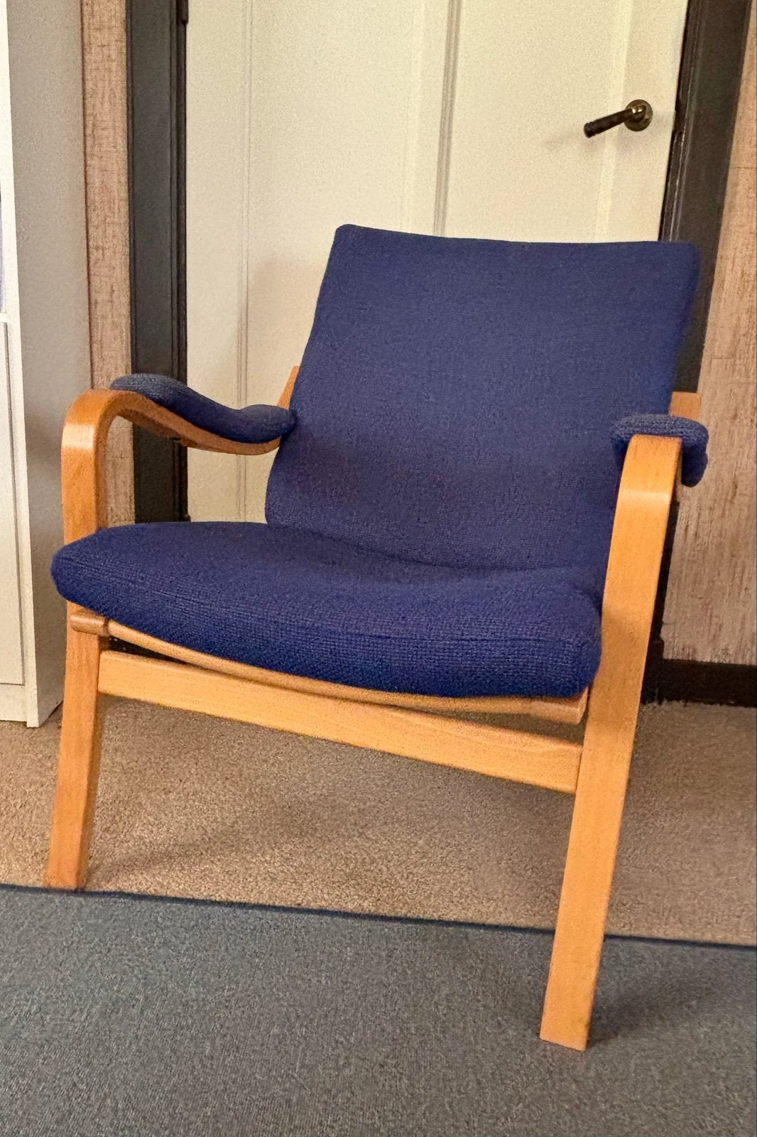 Skalma fauteuil - Blauw met houten frame, Huis en Inrichting, Ophalen, Gebruikt, 75 tot 100 cm, 50 tot 75 cm