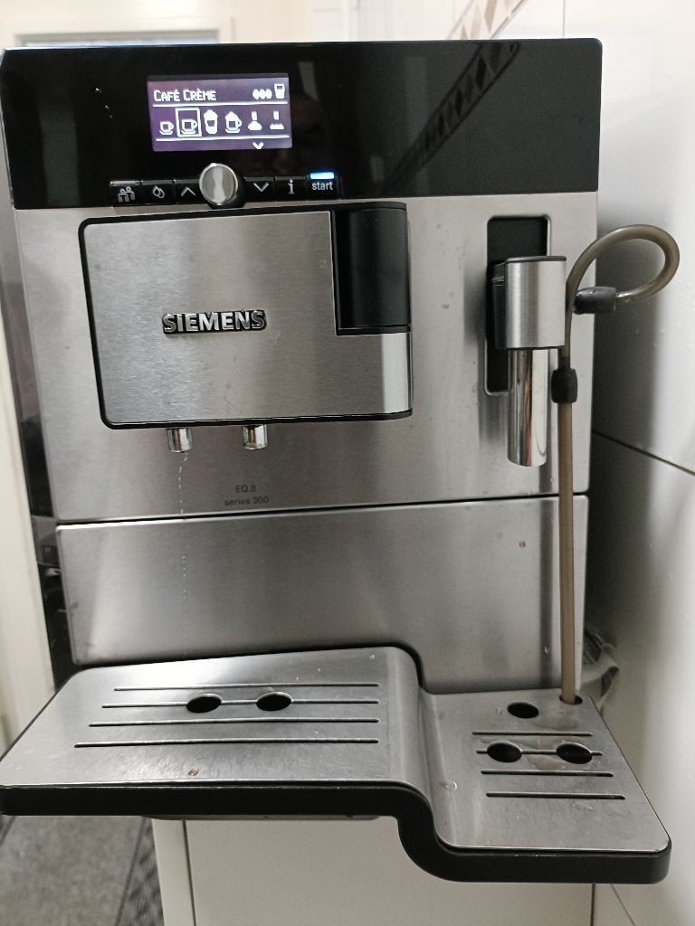 Te koop Siemens eq 8 koffiemachine, Gebruikt, Koffiemachine, Ophalen of Verzenden, Afneembaar waterreservoir