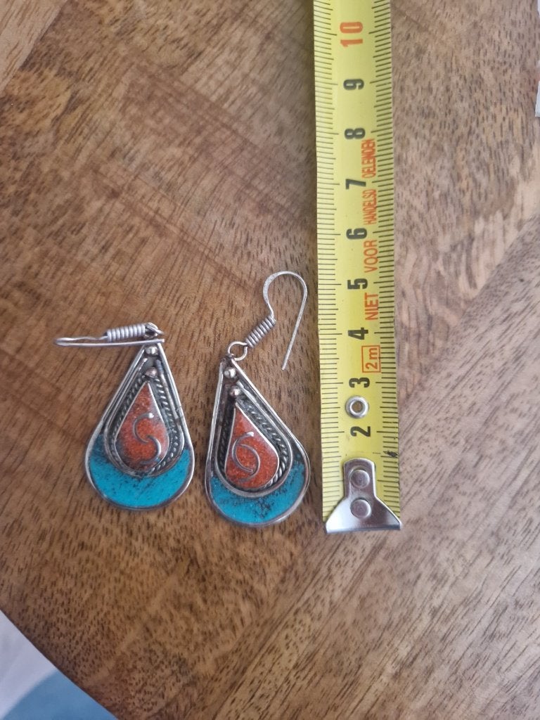 Tibetaanse oorbellen met koraal en turquoise.