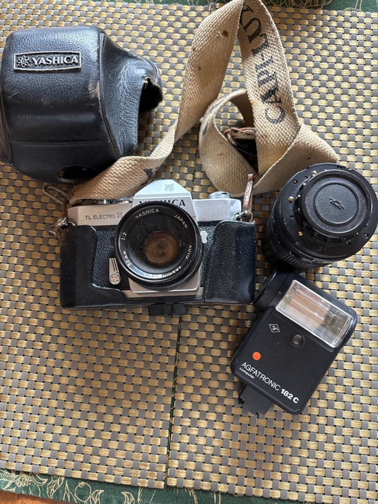 Yashica TL Electro Spiegelreflexcamera met 2 lenzen en flits, Ophalen of Verzenden, Gebruikt, Spiegelreflex, Overige Merken