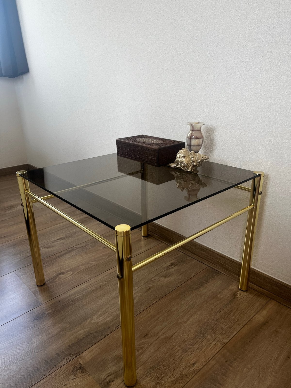 Goudkleurige bijzettafel/salontafel met rookglas, Ophalen, Minder dan 45 cm, Minder dan 55 cm, Gebruikt