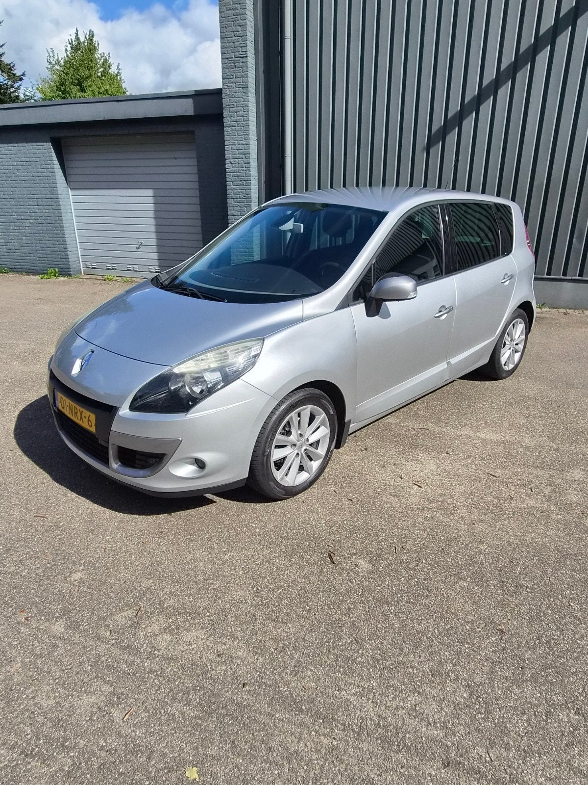 Renault Scénic 1.6 16V 81KW 2010 Grijs, Auto's, Voorwielaandrijving, 1295 kg, 4 cilinders, 75 €/maand