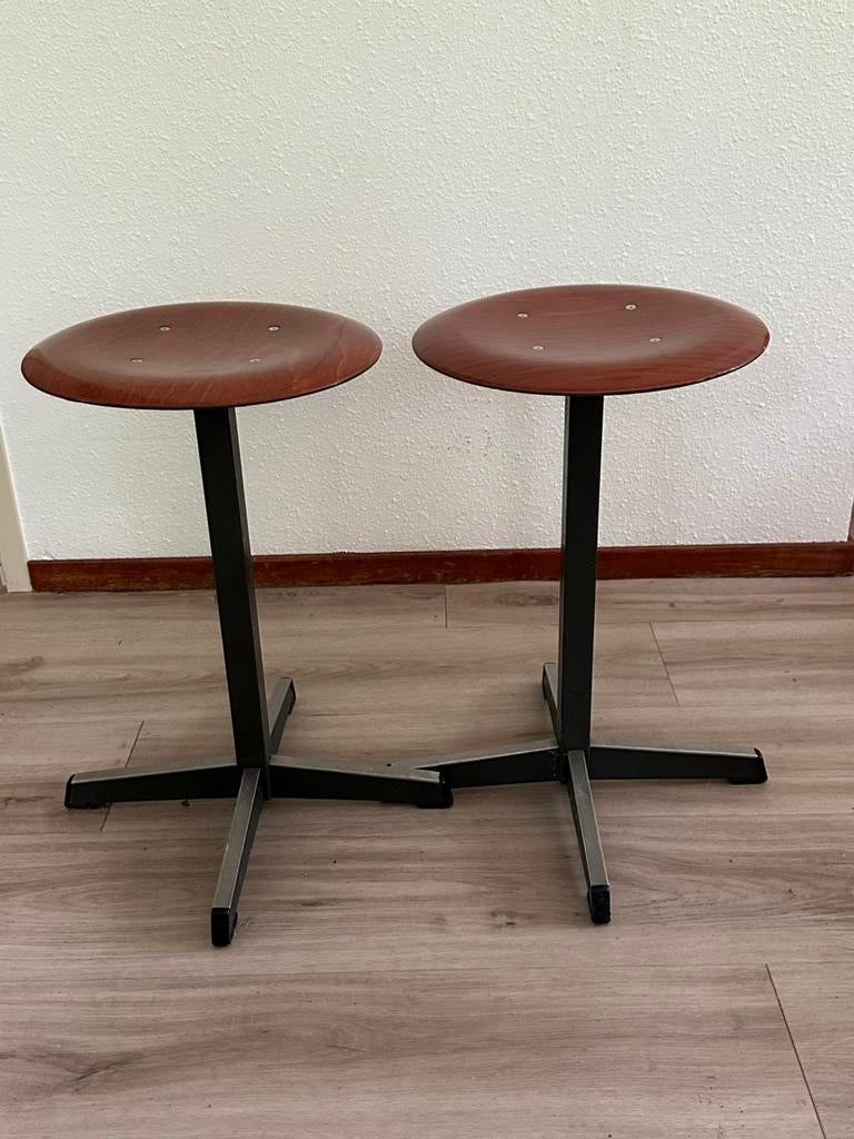 Te koop: 2 leuke, ouderwetse school krukjes, Huis en Inrichting, Krukjes, Ophalen, Gebruikt
