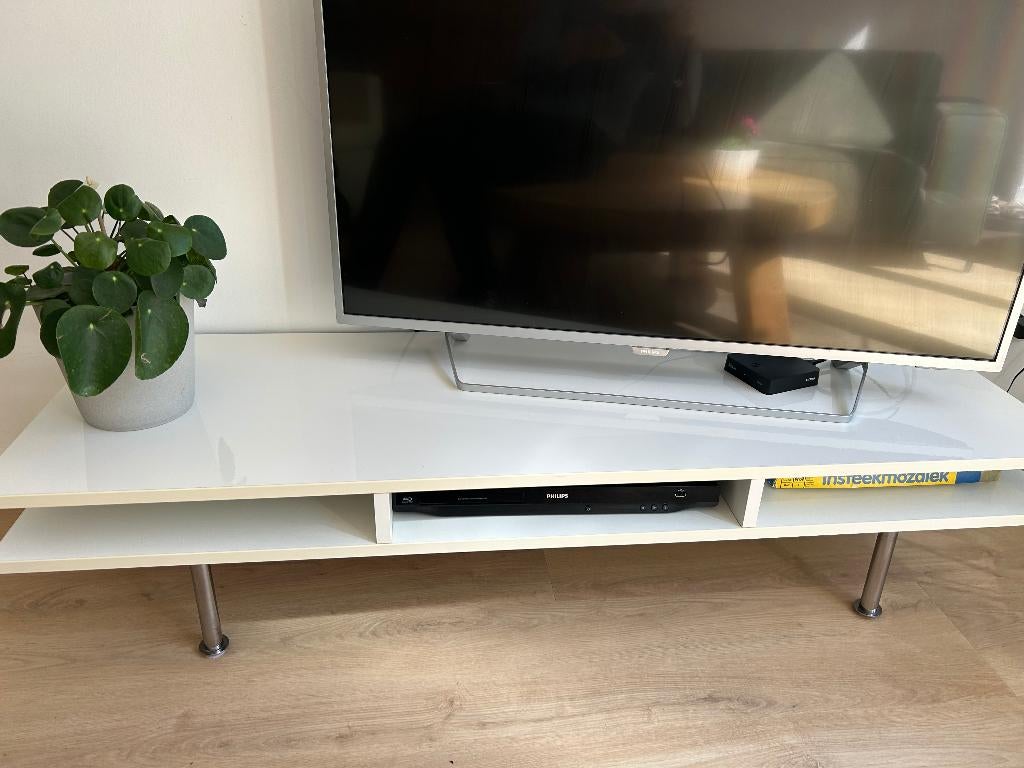 tv meubel, Ophalen, Kunststof, 100 tot 150 cm, Zo goed als nieuw