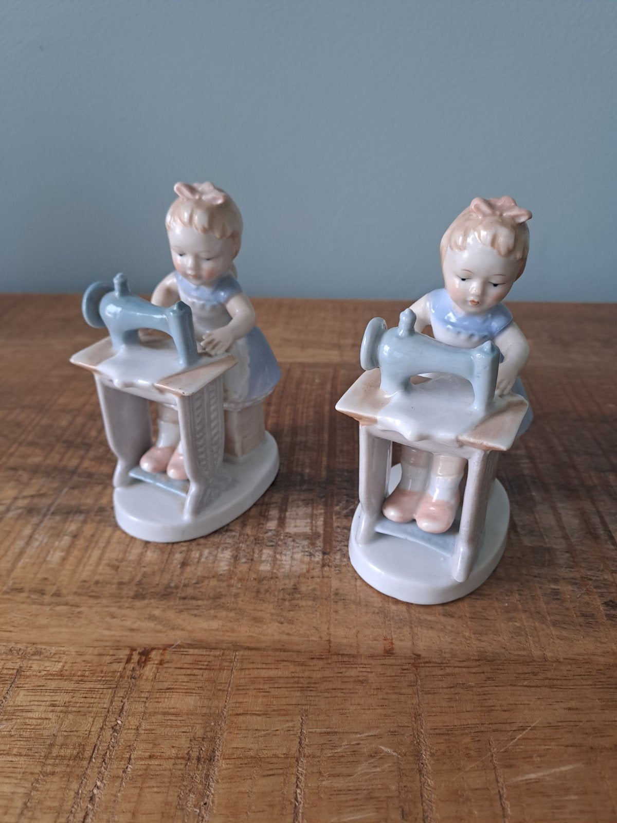 2 porseleinen meisjes achter naaimachine lipper mann, Antiek en Kunst, Ophalen of Verzenden