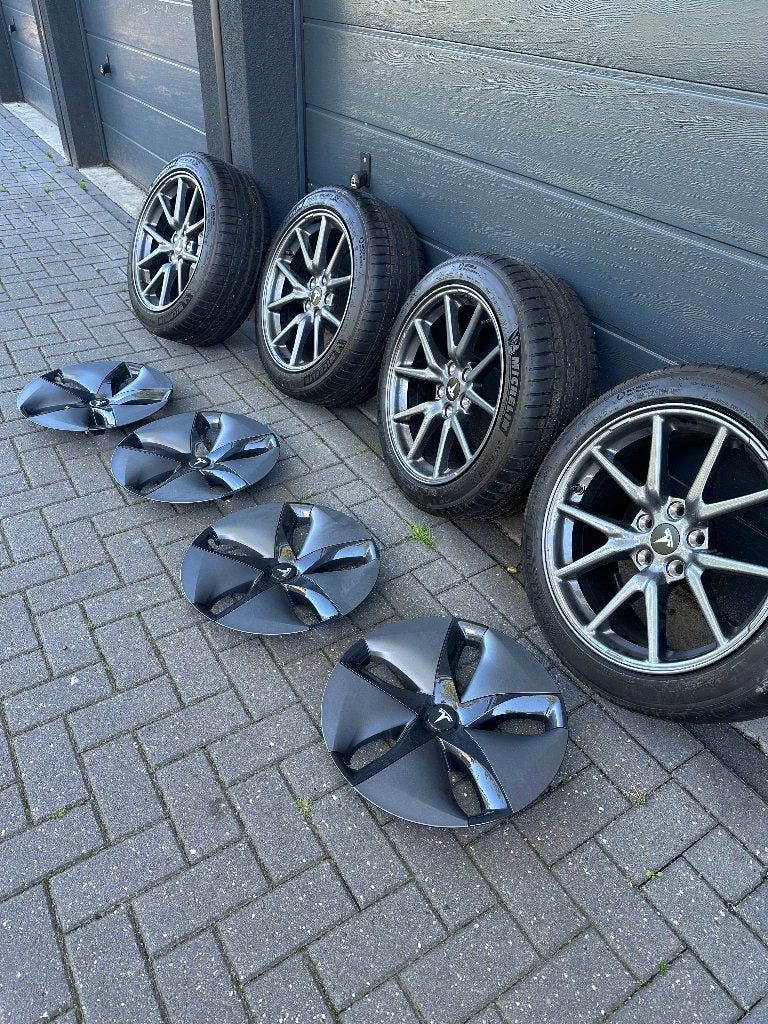 Tesla Model 3 18" Aero velgen + wieldoppen + banden, Ophalen, 18 inch, Banden en Velgen, Nieuw