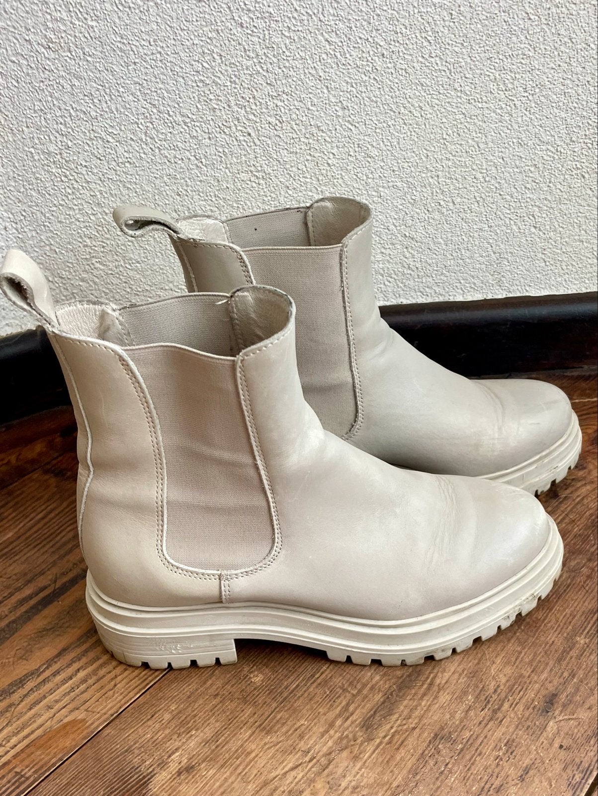 Lichtgrijze Chelsea boots met dikke zool, Ophalen of Verzenden, Zo goed als nieuw, Grijs, Lage of Enkellaarzen