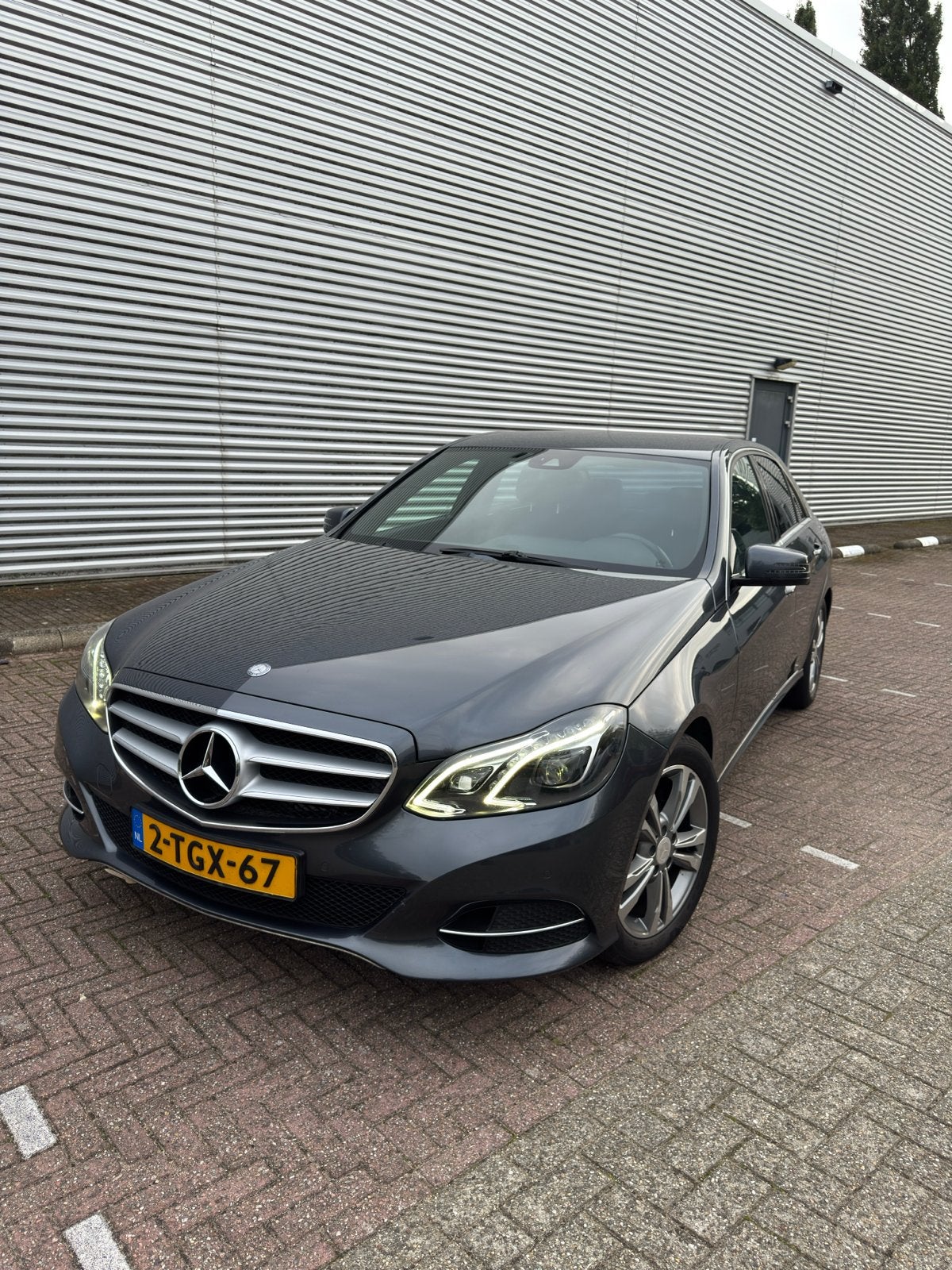 Mercedes-Benz E-Klasse E200 2.0 135KW Aut7 2013 Grijs, Auto's, Euro 5, Achterwielaandrijving, Zwart, 4 cilinders
