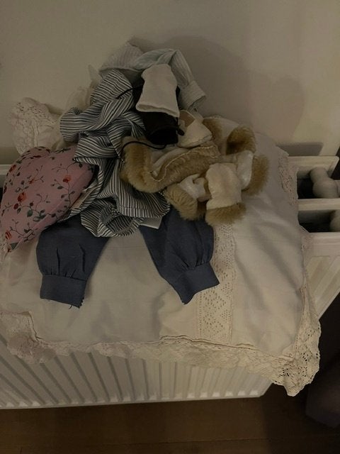 ouderwetse poppenwagen met poppen, Ophalen