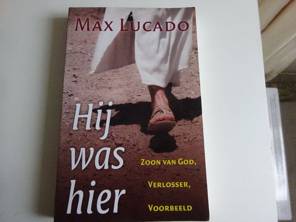 MAX LUCADO - HIJ WAS HIER, Boeken, Ophalen of Verzenden, Gelezen, Christendom | Protestants