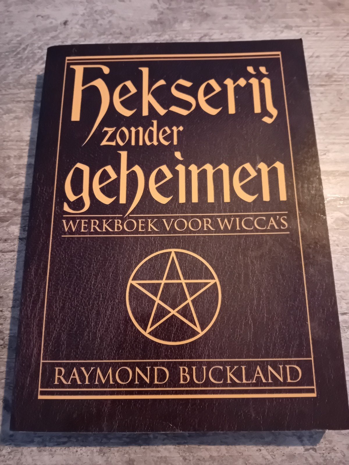 Hekserij zonder geheimen - Werkboek voor Wicca's, Boeken, Gelezen, Spiritualiteit algemeen, Ophalen of Verzenden, Instructieboek