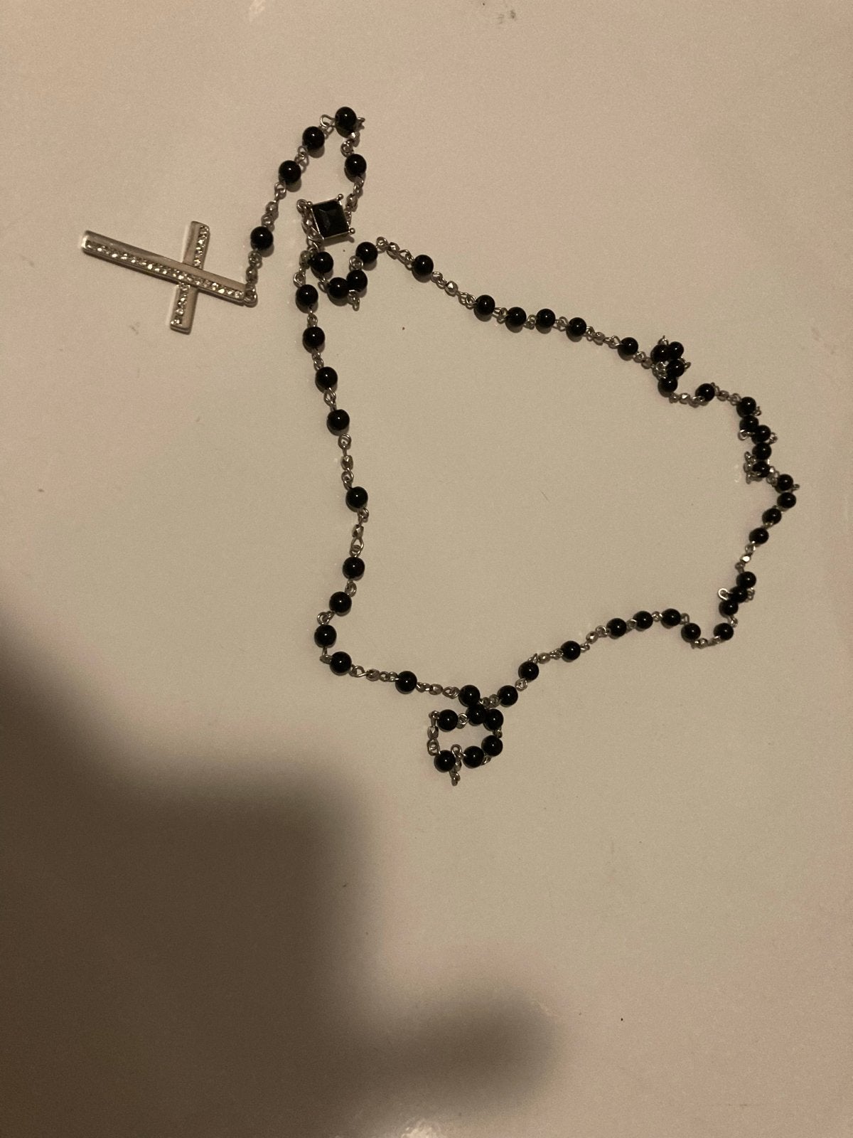 Rozenkrans ketting met zwart kralen en zilveren kruis, Met kristal, Overige materialen, Zwart, Ophalen of Verzenden