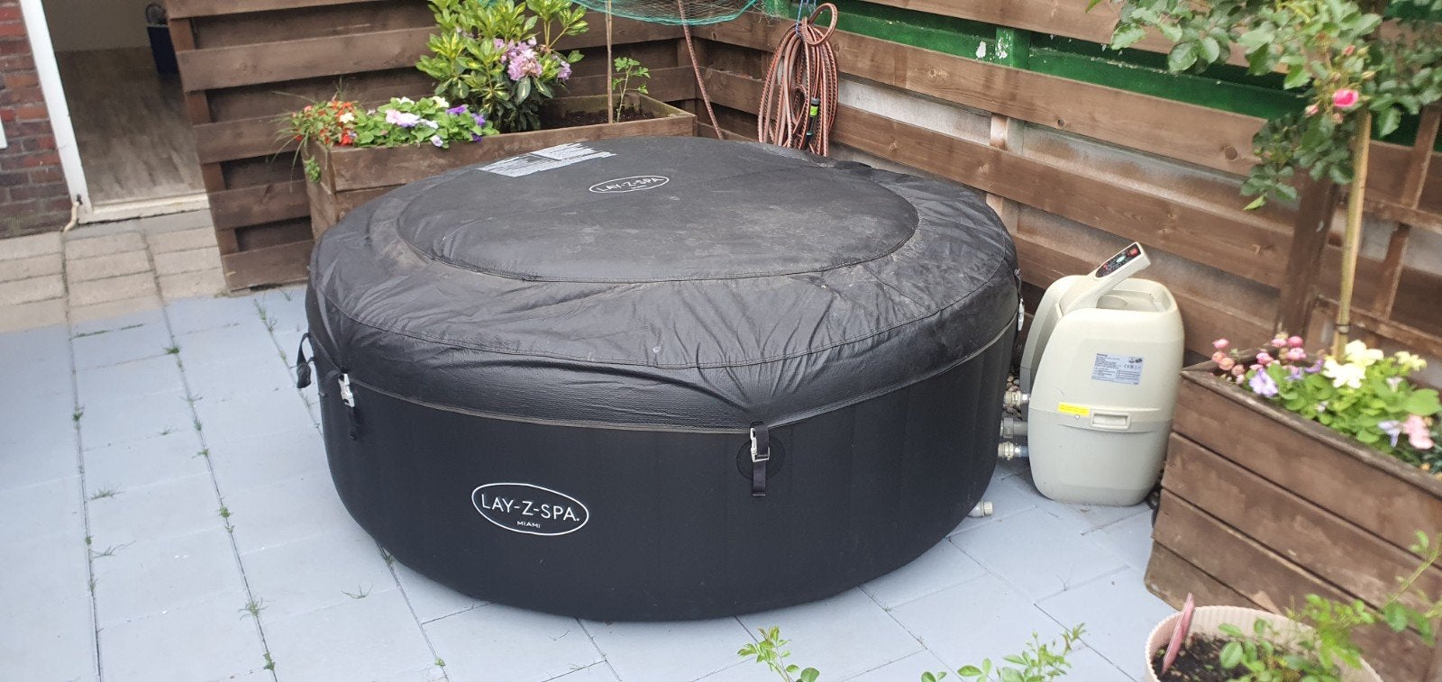 Lay-Z-Spa Miami Opblaasbare Jacuzzi met Pomp en Afdekzeil, Ophalen of Verzenden, Gebruikt, Afdekzeil, Opblaasbaar