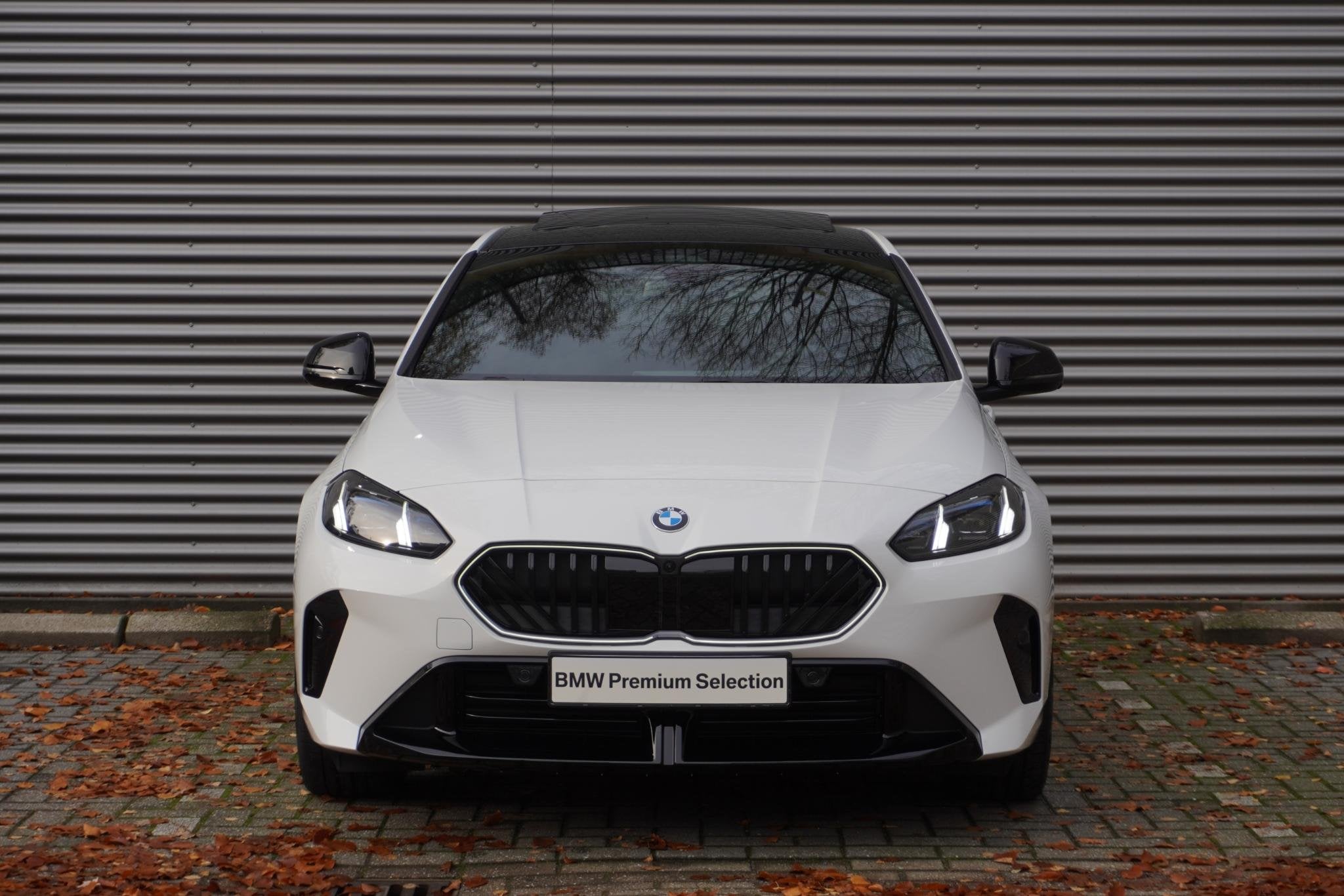 BMW 1 Serie 120 High Executive | M Sportpakket Pro | Panoram, Auto's, BMW, Stof, Met garantie (alle), Wit, Origineel Nederlands