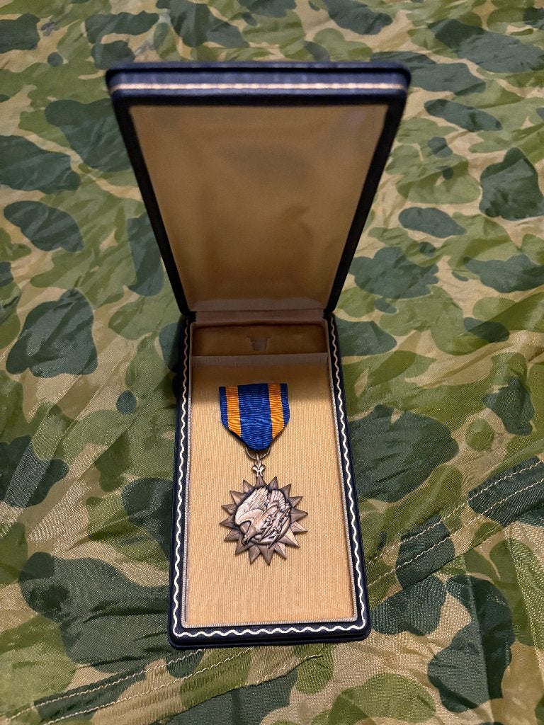 Tweede wereldoorlog US air medal in doos (2), Verzamelen, Ophalen of Verzenden, Luchtmacht, Amerika, Lintje, Medaille of Wings