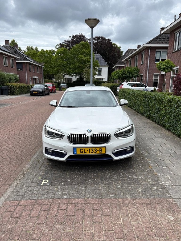 BMW 1-Serie 116D URBAN LINE 85KW 5DR 2015 Wit, Auto's, 1-Serie, Achterwielaandrijving, Start-stop-systeem, Leder en Stof