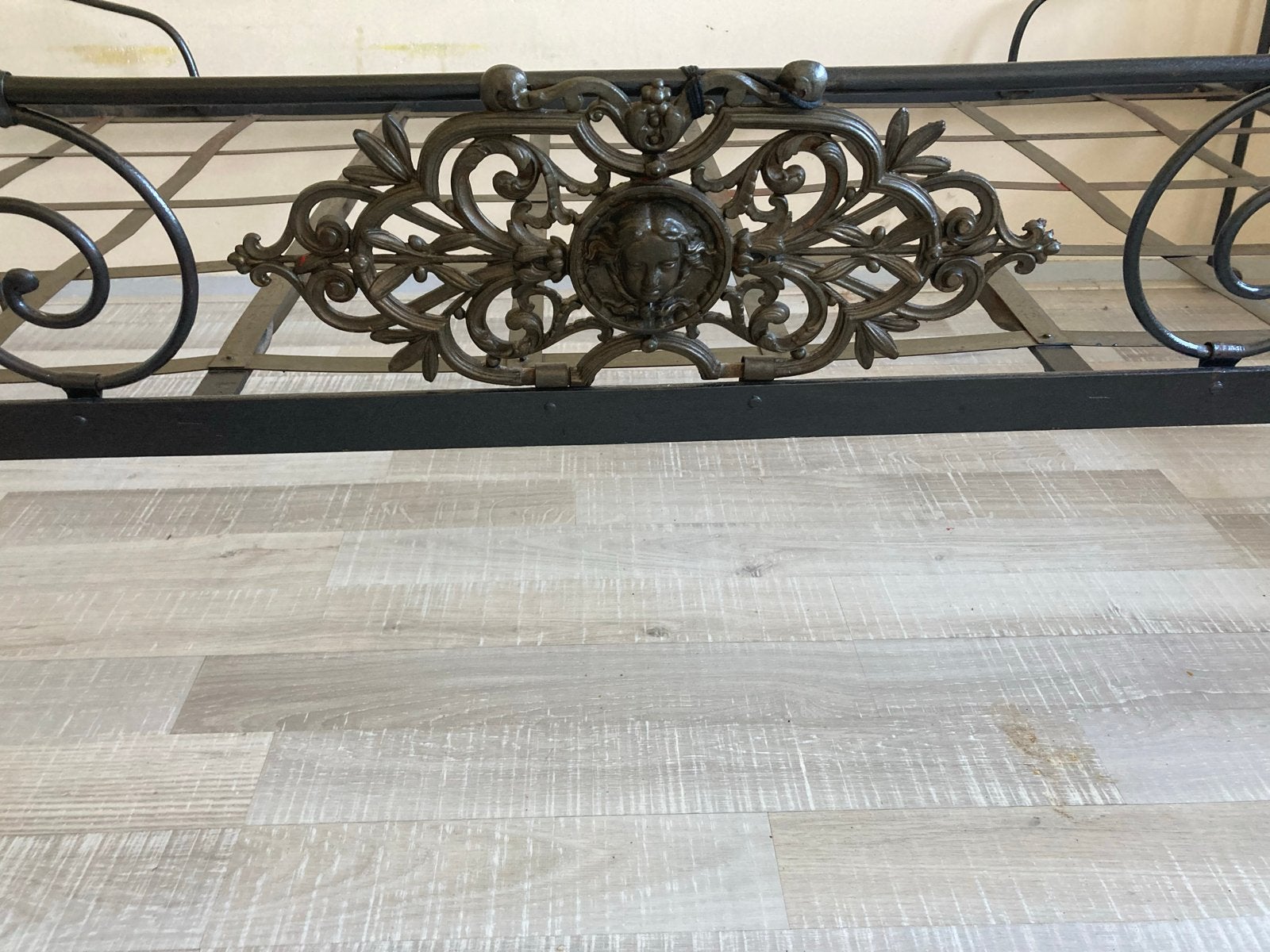 Antiek ijzeren bed met sierlijke details (95x190), Ophalen